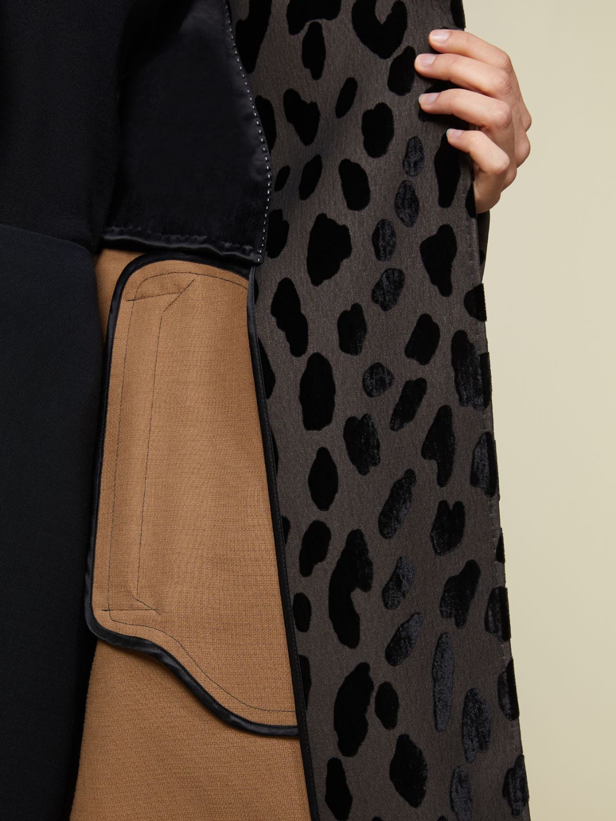 Single-breasted spotted velvet coat - Black