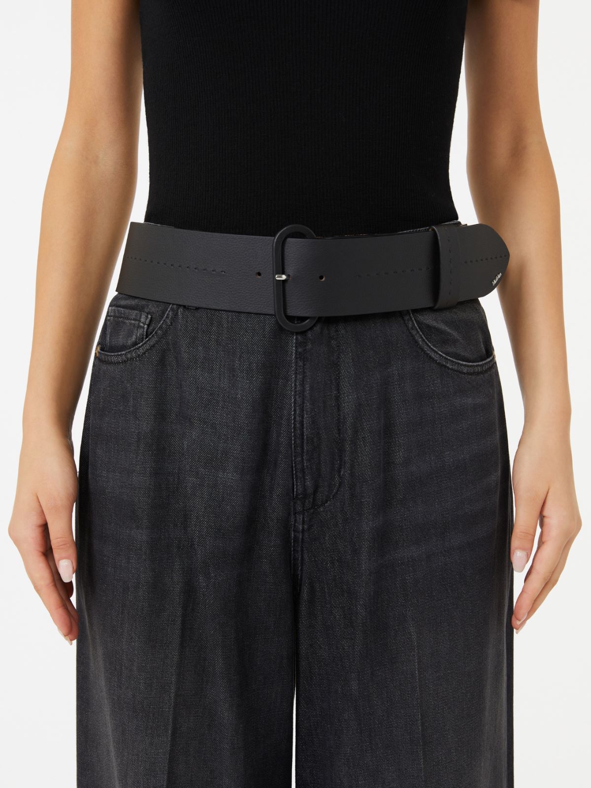 Semi-glossy leather belt - Black