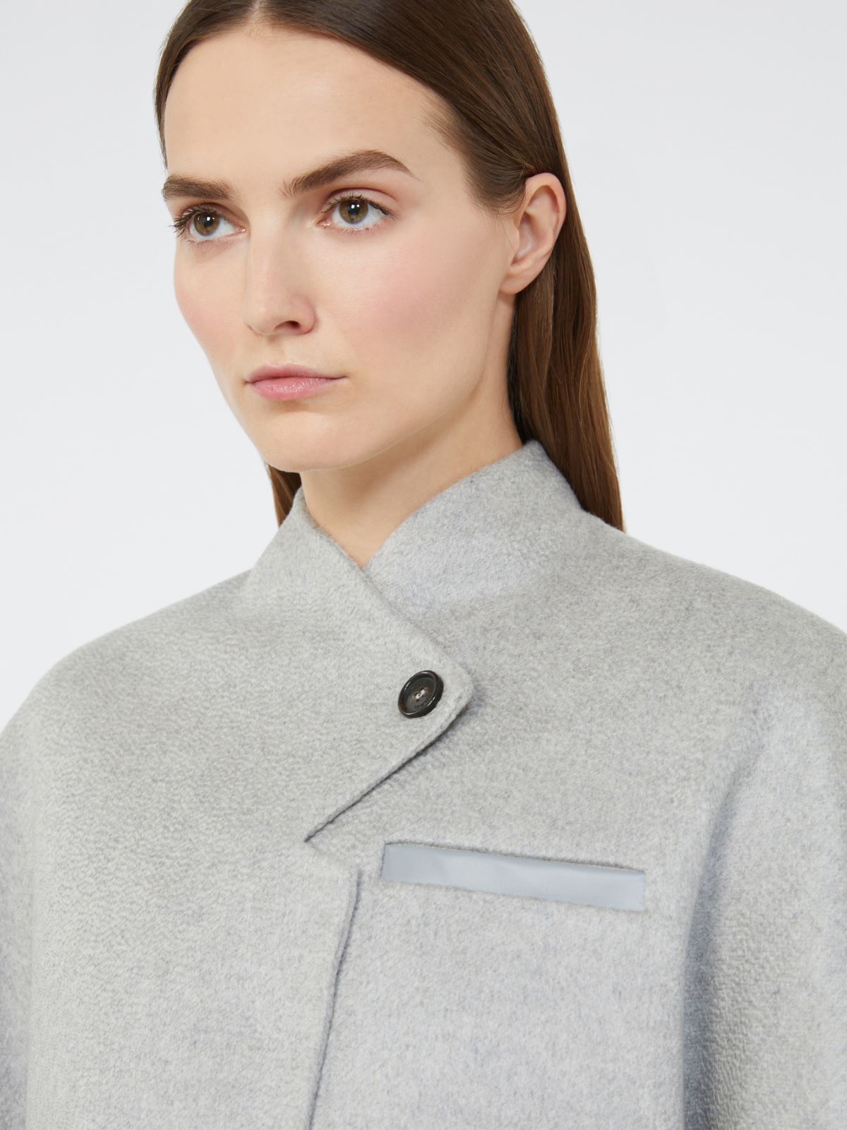 Long cropped cape in cashmere drap - Medium grey